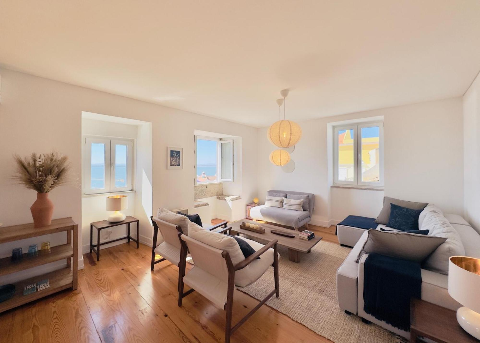 Whome Exclusive In A Prime Location With River View Apartment *
